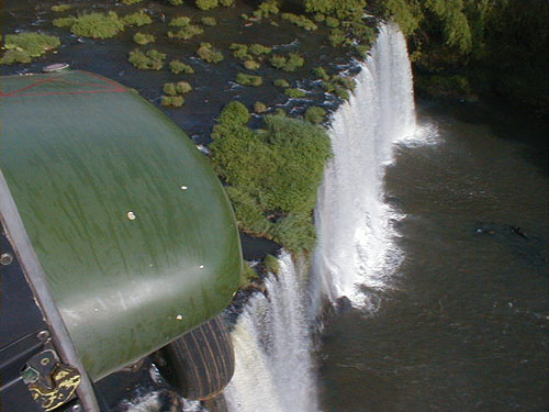 Au-dessus de chutes d'eau au Cameroun