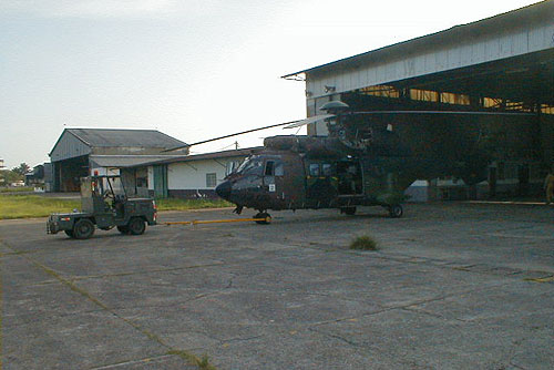 Vue de la cabine d'un hélicoptère Cougar, le long de la côte du Cameroun