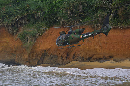 Un hélicoptère Gazelle de l'ALAT française (Aviation Légère de l'Armée de Terre) survole la Côte d'Ivoire