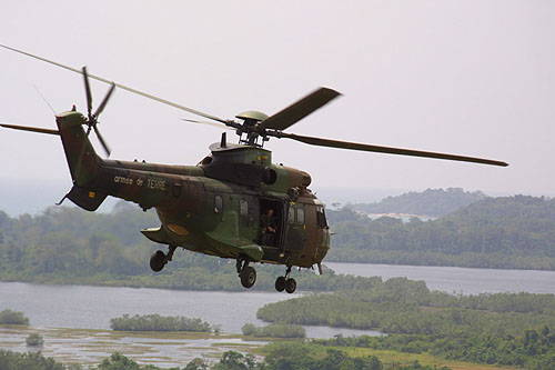 Un hélicoptère Cougar de l'ALAT française (Aviation Légère de l'Armée de Terre) survole la Côte d'Ivoire