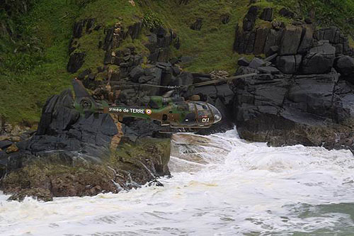 Un hélicoptère Gazelle de l'ALAT française (Aviation Légère de l'Armée de Terre) survole la Côte d'Ivoire