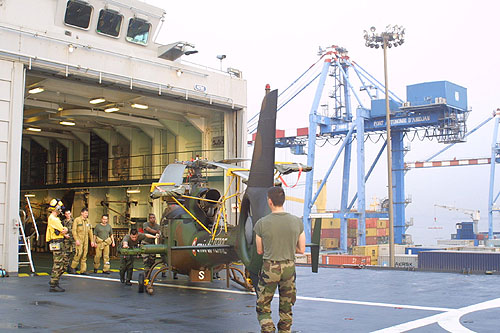 Sortie d'un hélicoptère Gazelle du hangar du TCD Foudre