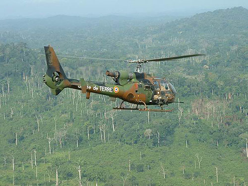 Un hélicoptère Gazelle de l'ALAT française (Aviation Légère de l'Armée de Terre) survole la Côte d'Ivoire