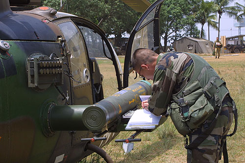 Un pilote d'hélicoptère Gazelle HOT avant un départ en mission