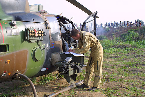 Des hélicoptères Cougar et Gazelle de l'ALAT française (Aviation Légère de l'Armée de Terre) survolent la Côte d'Ivoire