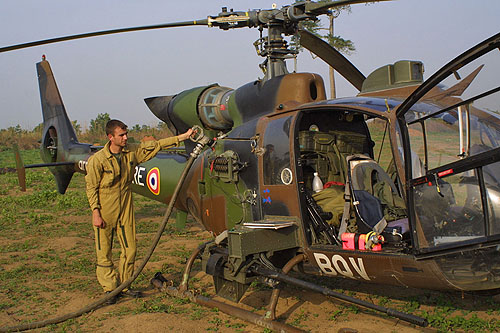 Des hélicoptères Cougar et Gazelle de l'ALAT française (Aviation Légère de l'Armée de Terre) survolent la Côte d'Ivoire