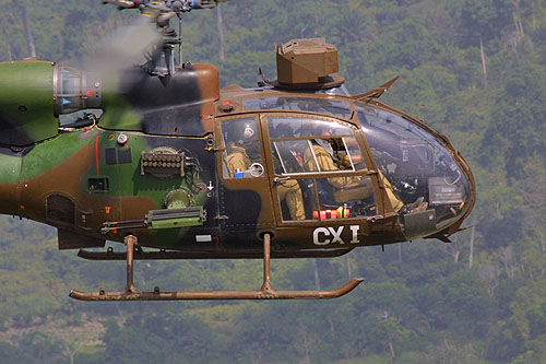 Un hélicoptère Gazelle de l'ALAT française (Aviation Légère de l'Armée de Terre) survole la Côte d'Ivoire