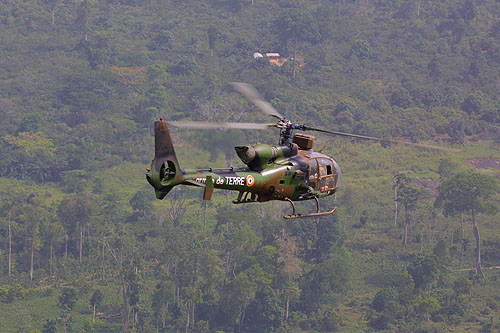 Un hélicoptère Gazelle de l'ALAT française (Aviation Légère de l'Armée de Terre) survole la Côte d'Ivoire