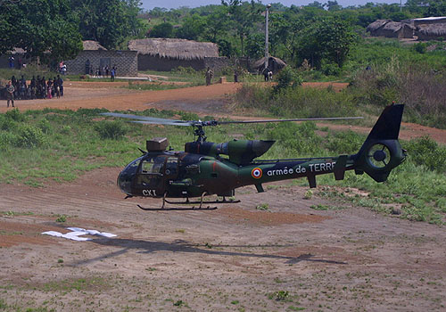 Un hélicoptère Gazelle atterrit près d'un village en Côte d'Ivoire