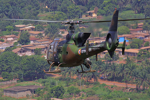 Un hélicoptère Gazelle de l'ALAT française (Aviation Légère de l'Armée de Terre) survole la Côte d'Ivoire