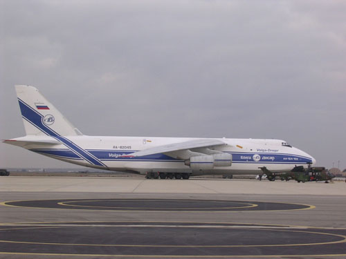 Embarquement d'un hélicoptère Cougar à bord d'un avion cargo Antonov