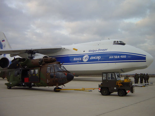 Embarquement d'un hélicoptère Cougar à bord d'un avion cargo Antonov