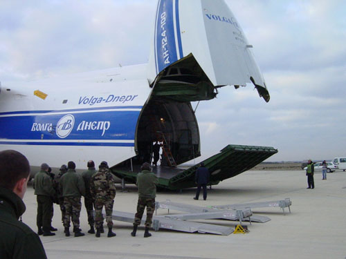 Embarquement d'un hélicoptère Cougar à bord d'un avion cargo Antonov