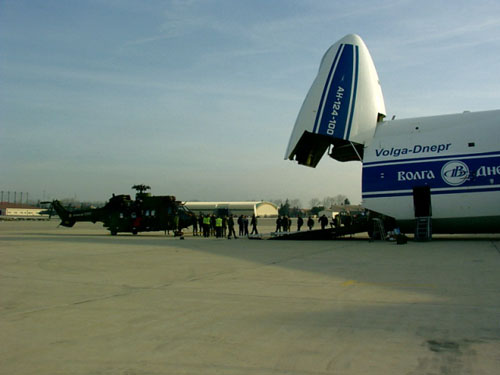 Embarquement d'un hélicoptère Cougar à bord d'un avion cargo Antonov