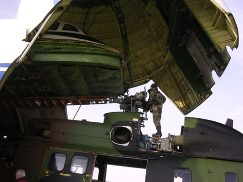 Embarquement d'un hélicoptère Cougar à bord d'un avion cargo Antonov