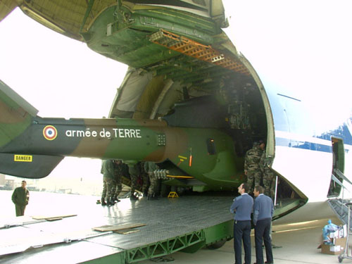 Embarquement d'un hélicoptère Cougar à bord d'un avion cargo Antonov