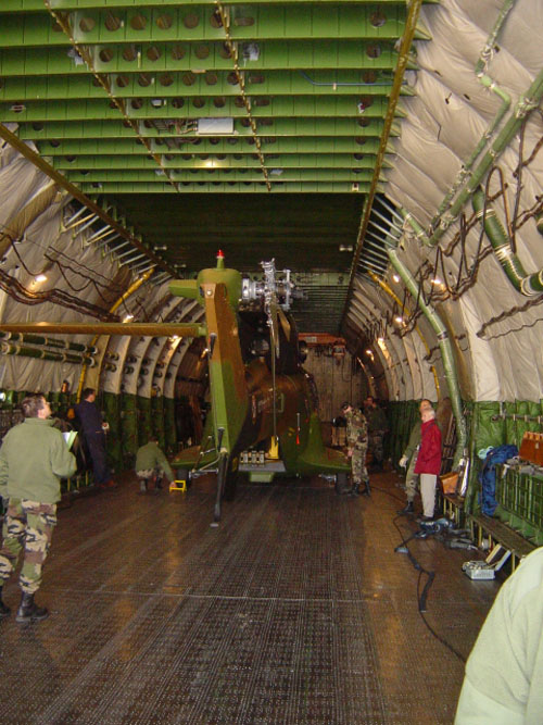 Embarquement d'un hélicoptère Cougar à bord d'un avion cargo Antonov