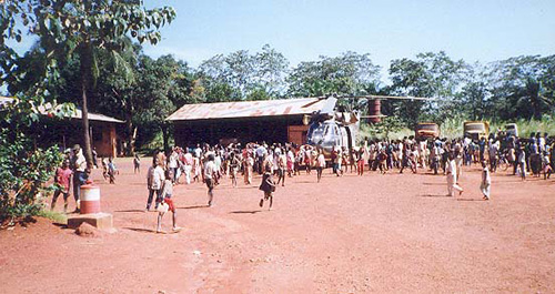 Décollage d'un hélicoptère près d'un village en Afrique