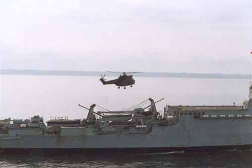 Hélicoptère SA330 Puma de l'ALAT à l'appontage sur le TCD Orage