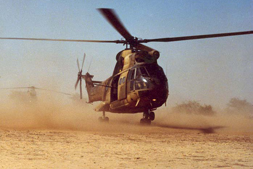 Hélicoptère SA330 Puma à l'atterrissage dans le sable