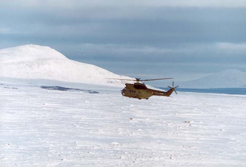 Hélicoptère SA330 PUma au-dessus des paysages enneigés de Norvège