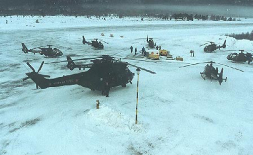 Hélicoptère SA330 PUma au-dessus des paysages enneigés de Norvège