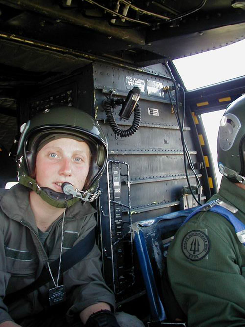 Mécanicienne naviguante à bord d'un hélicoptère SA330 Puma