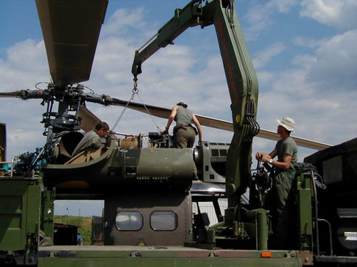 Dépose d'une turbine d'un hélicoptère Puma