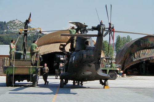 Dépose d'une turbine d'un hélicoptère Puma