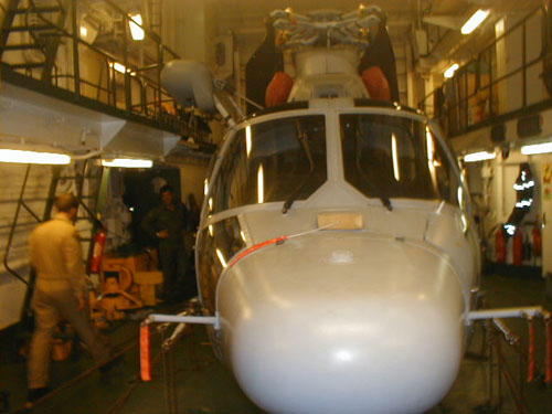 Hélicoptère Dauphin dans le hangar du navire