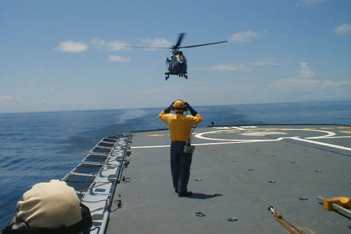 Posé d'un hélicoptère Cougar de l'ALAT sur une frégate de surveillance de la Marine Nationale