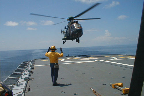 Posé d'un hélicoptère Cougar de l'ALAT sur une frégate de surveillance de la Marine Nationale