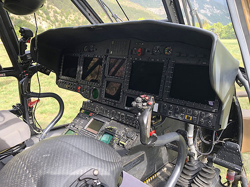 Cockpit de l'hélicoptère Cougar