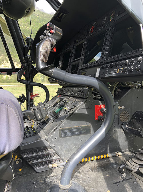 Cockpit de l'hélicoptère Cougar