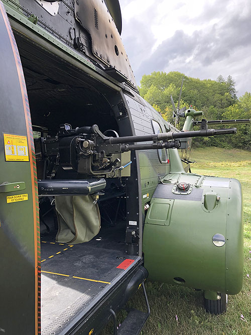 Mitrailleuse de porte sur l'hélicoptère Cougar