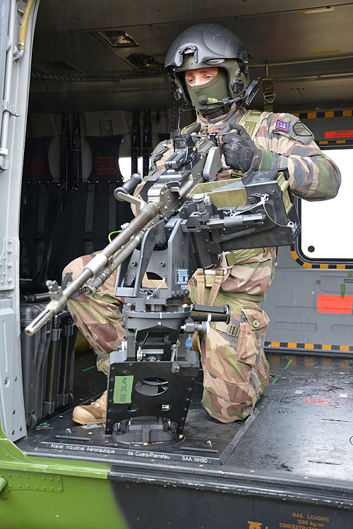 Door gunner sur hélicoptère NH90 Caïman ALAT