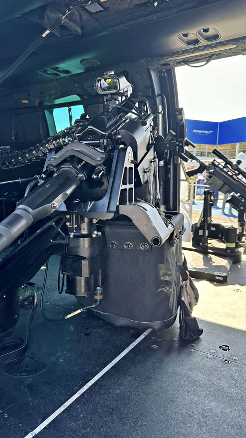 Mitrailleuse lourde montée en porte latérale, sur un hélicoptère H225M Caracal des Forces spéciales de l'Armée de l'Air française