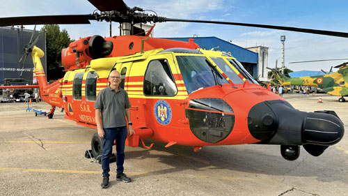 André BOUR devant l'hélicoptère S70 Blackhawk de la Sécurité Civile de Roumanie