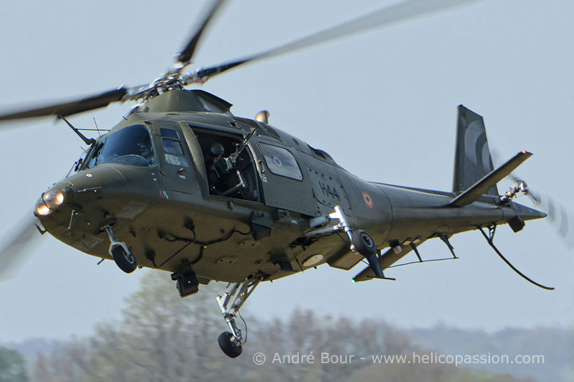 Hélicoptère A109 de l'armée belge, équipé de mitrailleuses de porte