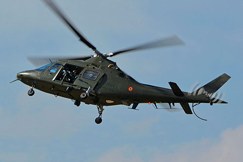 Hélicoptère A109 de l'armée belge, équipé de mitrailleuses de porte