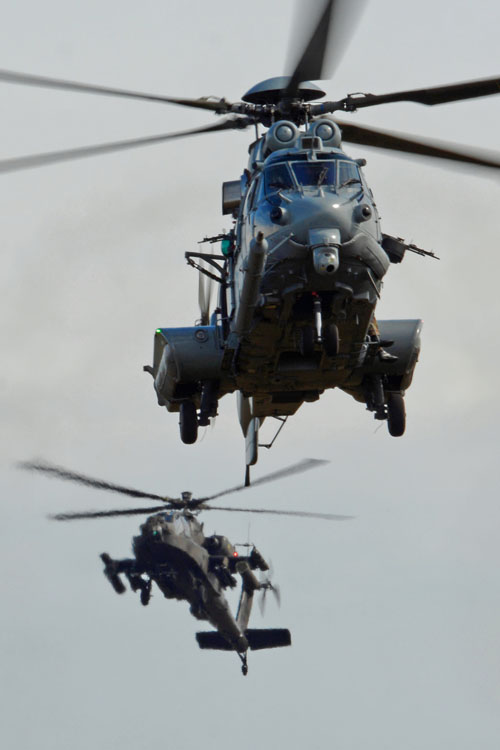 Hélicoptères EC725 Caracal et AH64 Apache