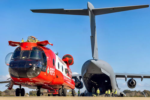 Embarquement du CH47 australien à bord d’un avion de transport pour son acheminement vers la France