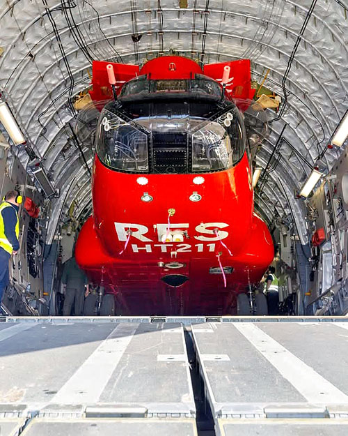 Embarquement du CH47 australien à bord d’un avion de transport pour son acheminement vers la France