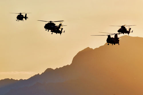 Arrivée des hélicoptères sur fond de soleil couchant