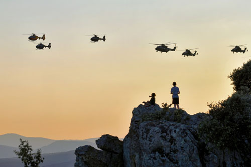 2 enfants saluent les hélicoptères, le rêve de voler est toujours là