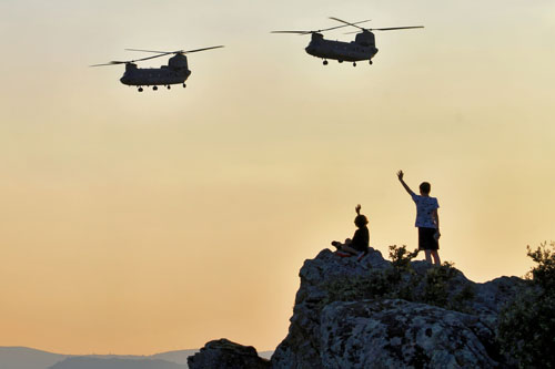 Arrivée des hélicoptères sur fond de soleil couchant