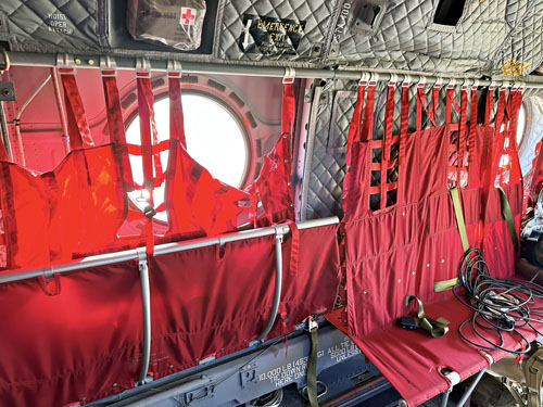 Sièges à l'intérieur des CH47F Chinook, le choix de la couleur rouge reste un mystère