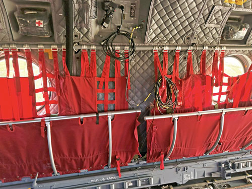 Sièges à l'intérieur des CH47F Chinook, le choix de la couleur rouge reste un mystère