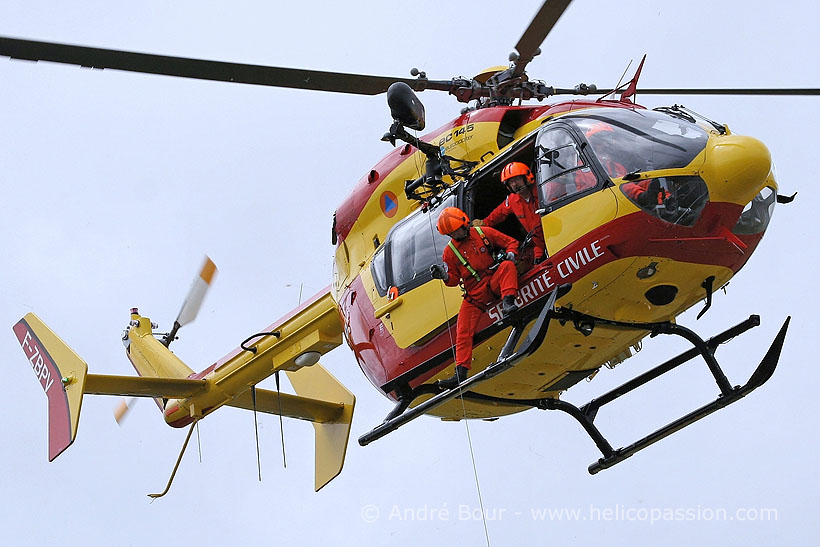 Hélitreuillage avec un hélicoptère EC145 de la Sécurité Civile