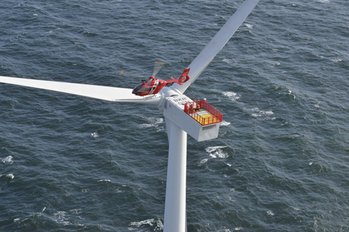 Dépose d'un technicien de maintenance sur une éolienne en mer par un hélicoptère EC135